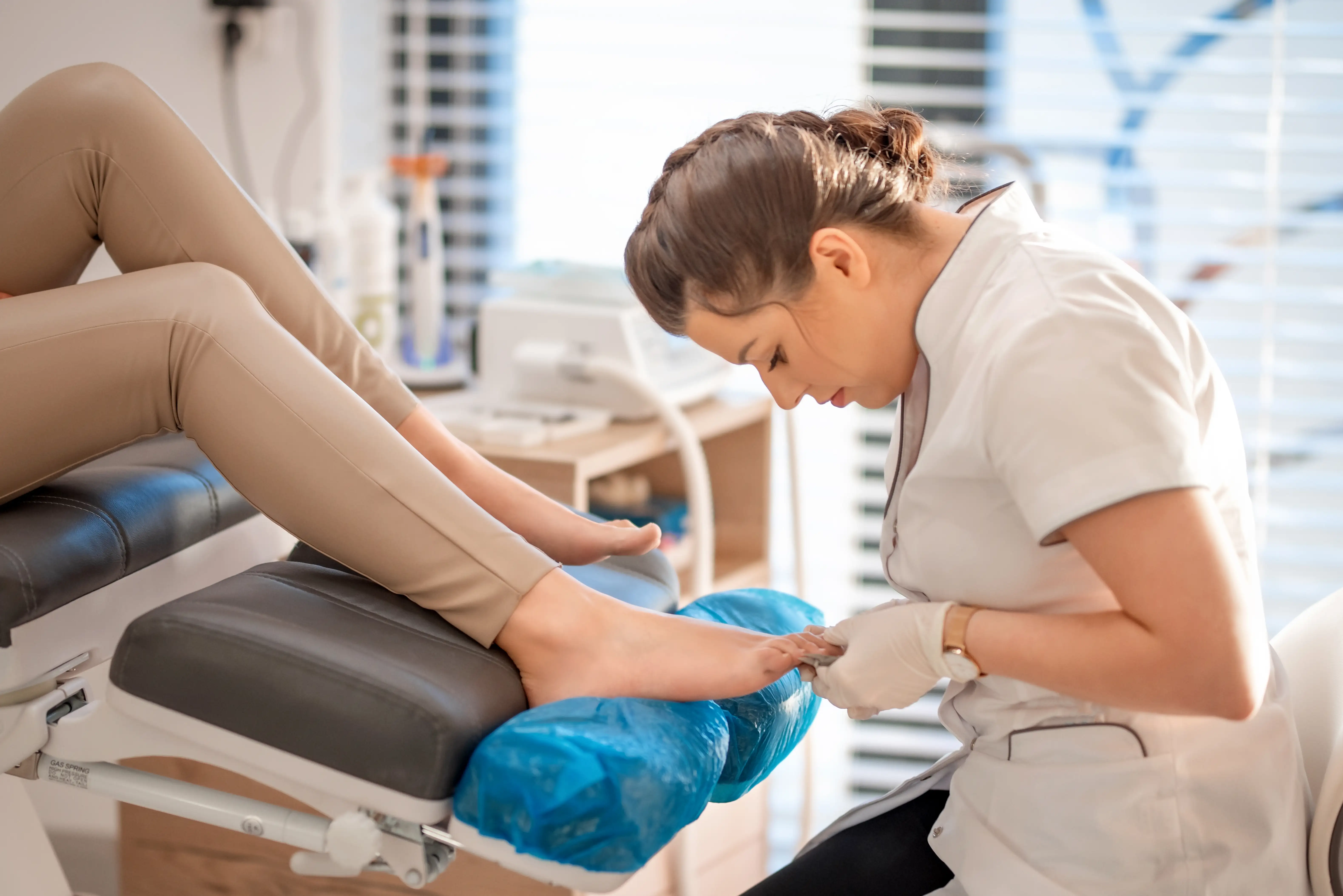 specjalistka wykonująca pedicure podologiczny